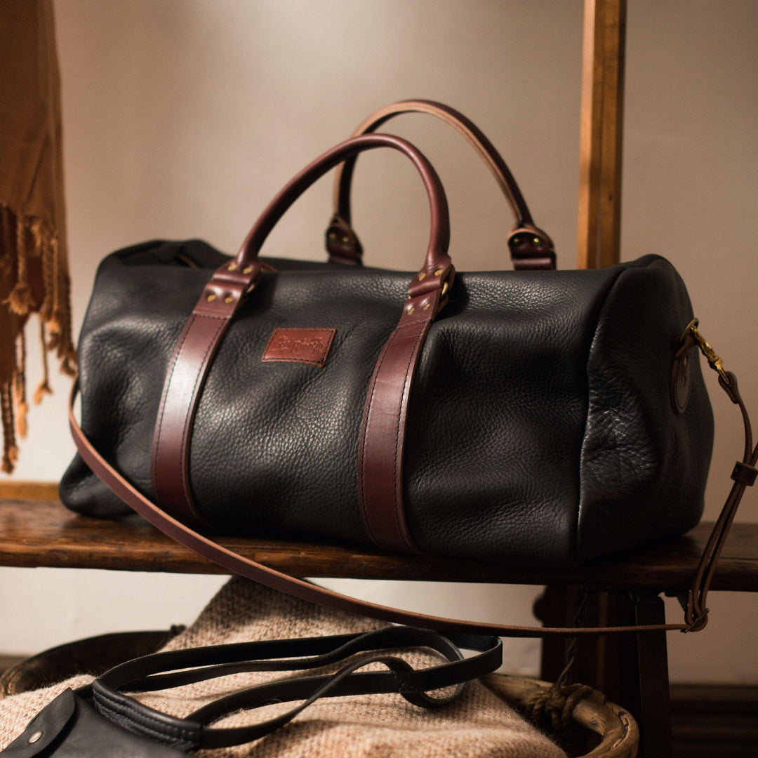 An application scenario or product detail of custom leather duffle bags - Image 21