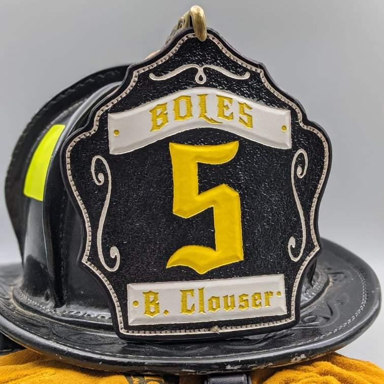 An application scenario or product detail of custom leather firefighter helmet shields - Image 5