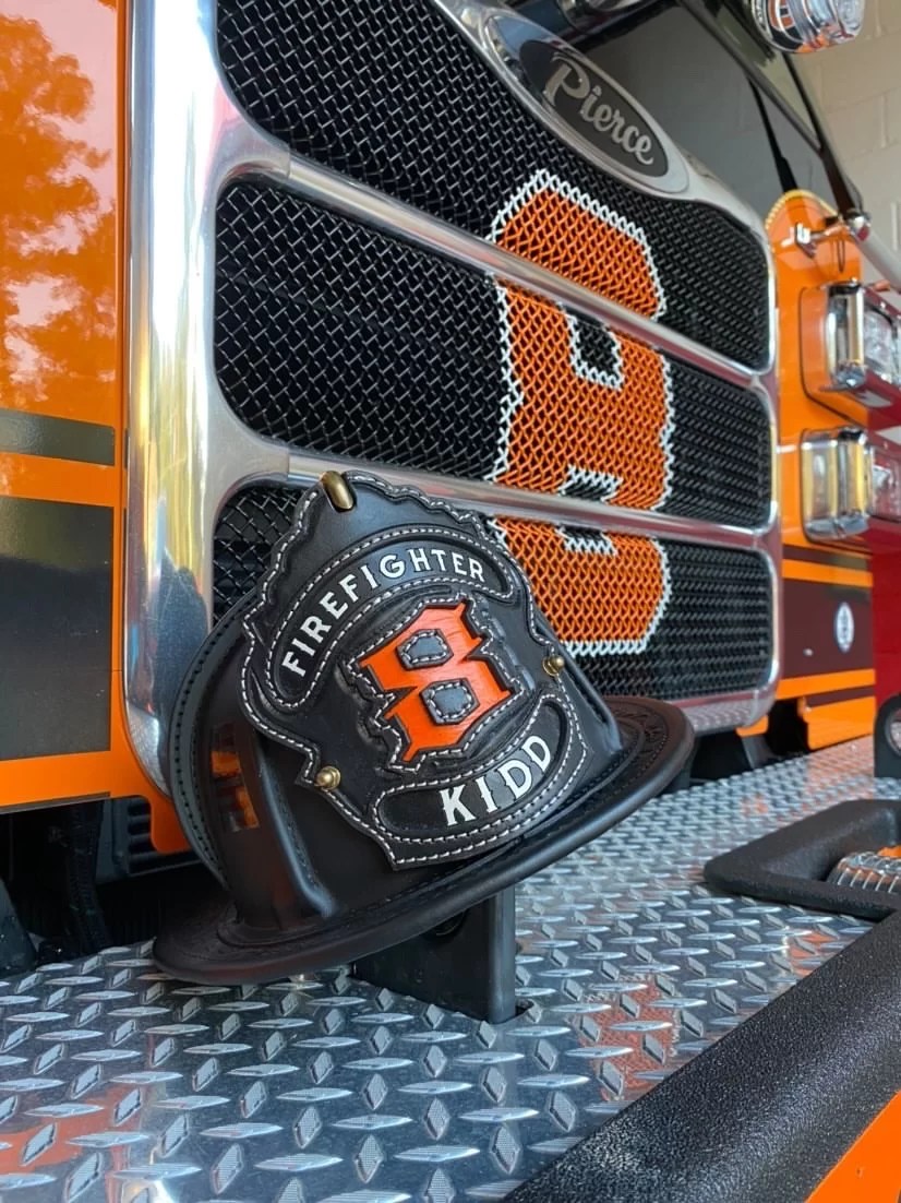 An application scenario or product detail of custom leather firefighter helmet shields - Image 11