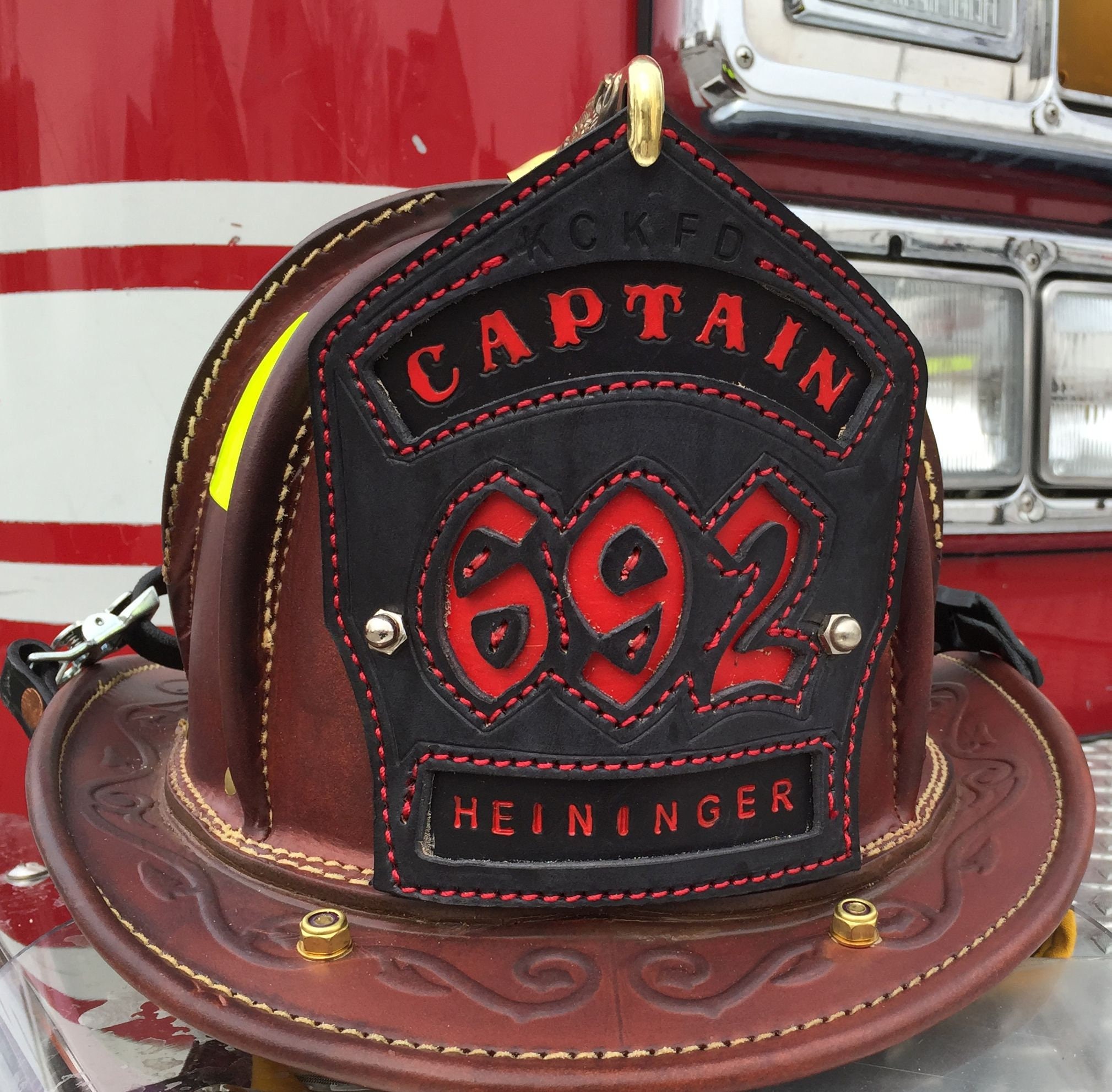 An application scenario or product detail of custom leather firefighter helmet shields - Image 16