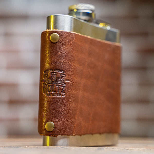 An application scenario or product detail of custom leather flask - Image 2
