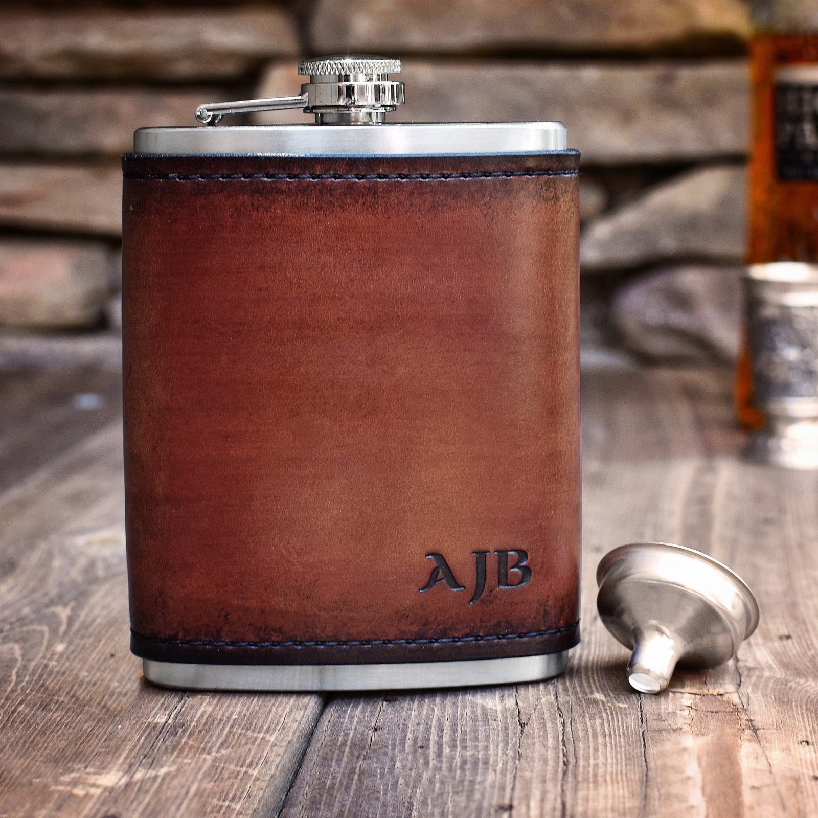 An application scenario or product detail of custom leather flask - Image 5