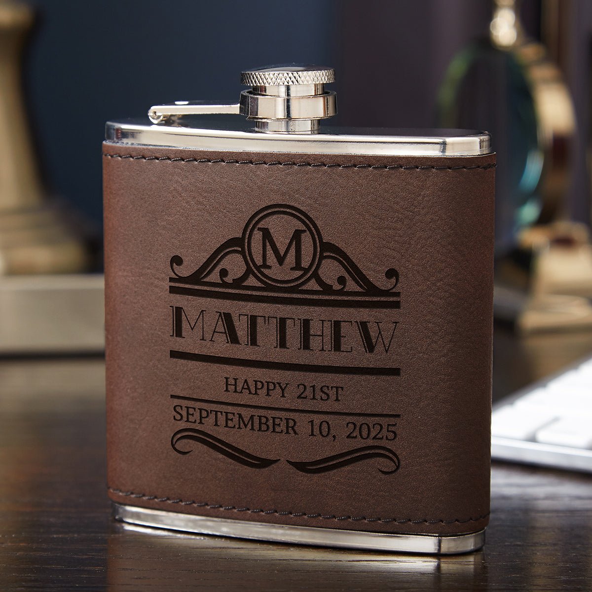 An application scenario or product detail of custom leather flask - Image 7
