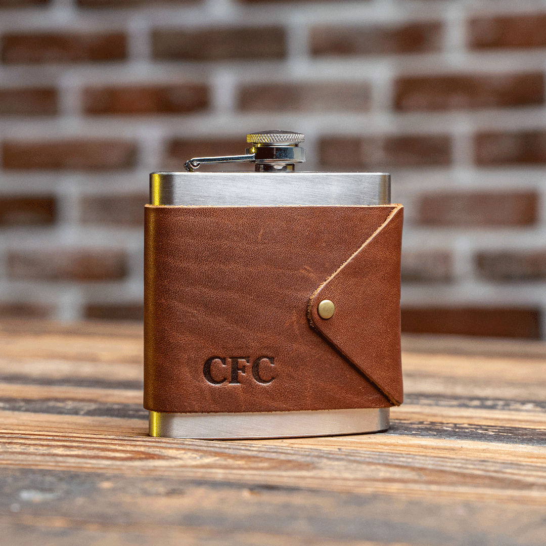 An application scenario or product detail of custom leather flask - Image 8
