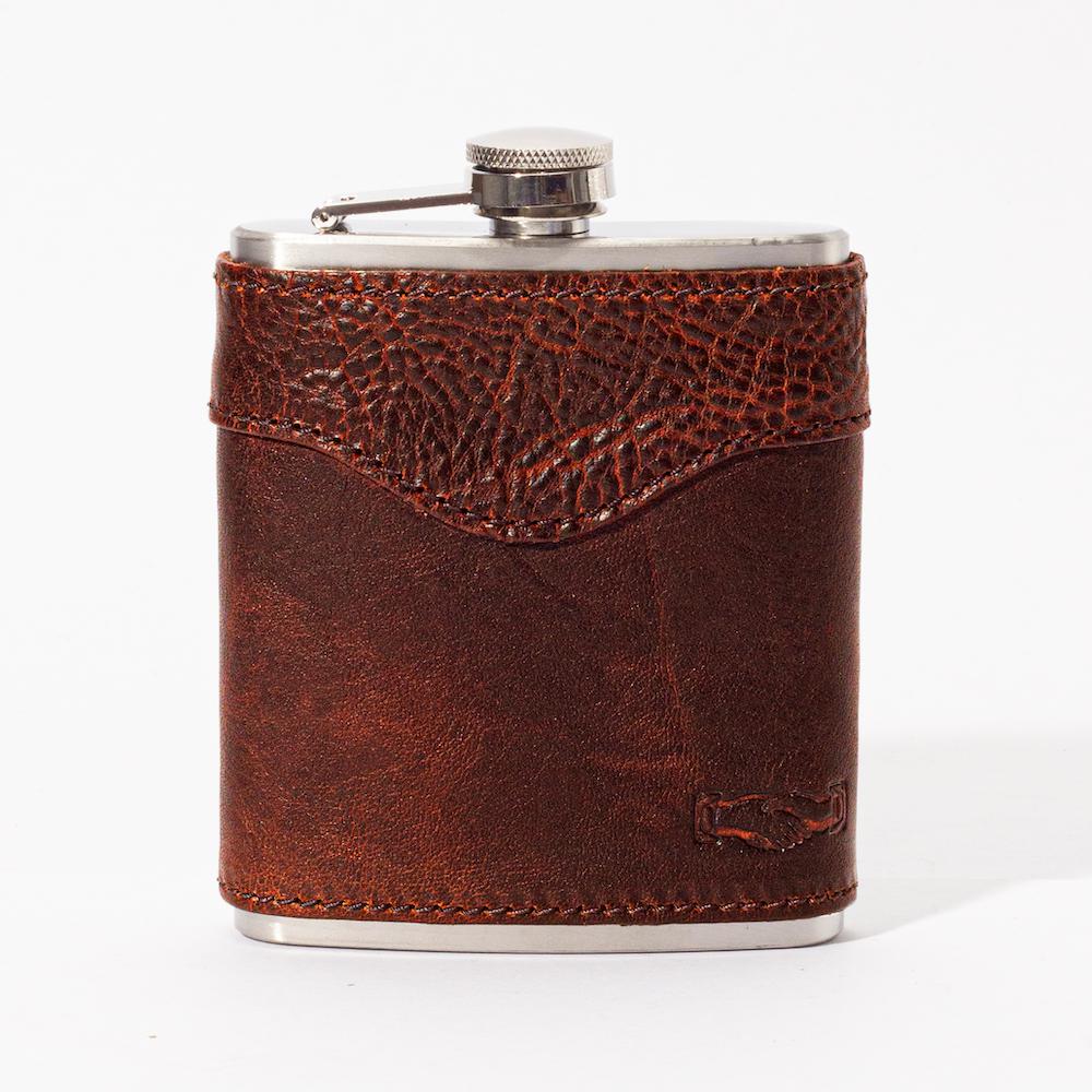 An application scenario or product detail of custom leather flask - Image 11