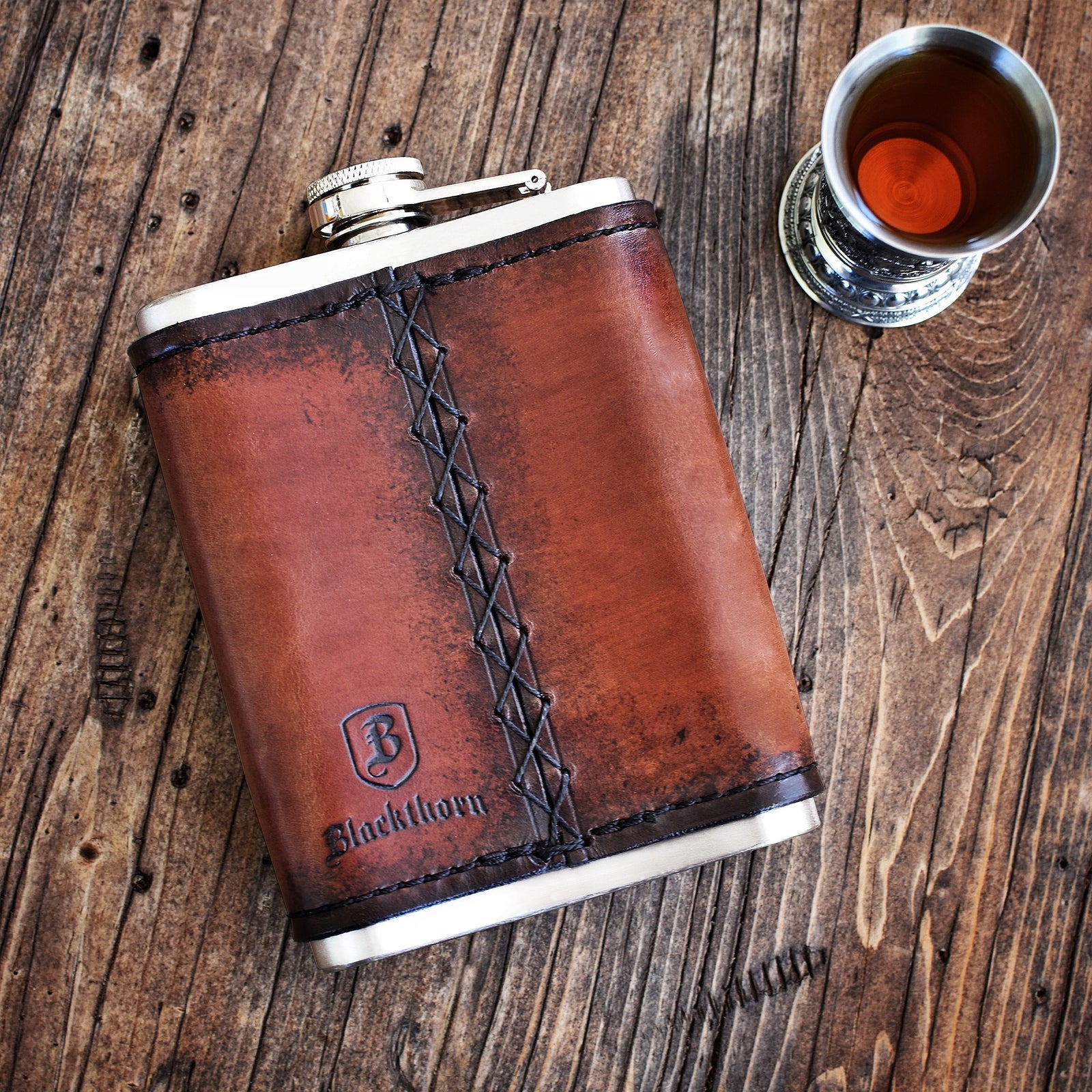 An application scenario or product detail of custom leather flask - Image 13