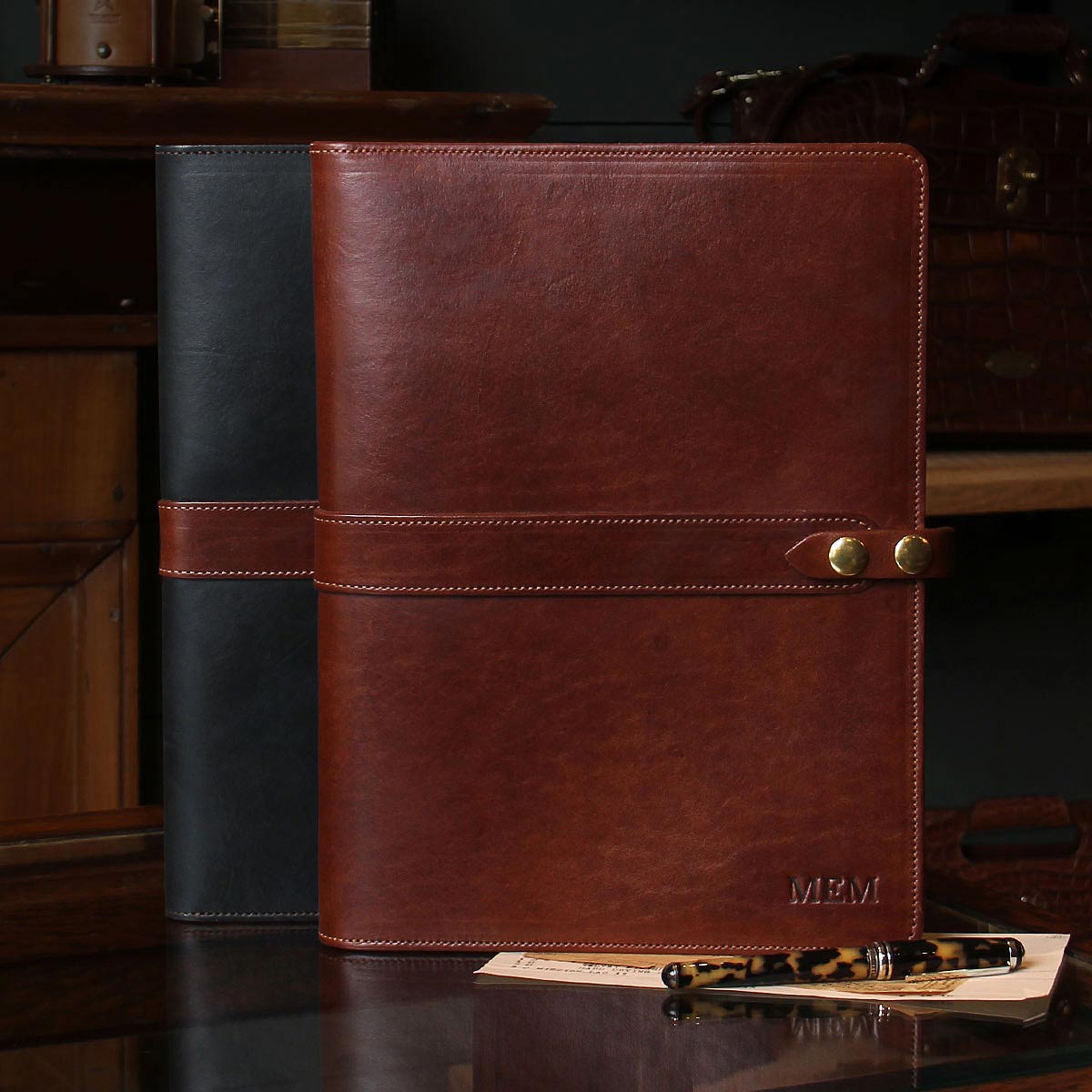 An application scenario or product detail of custom leather folio - Image 5