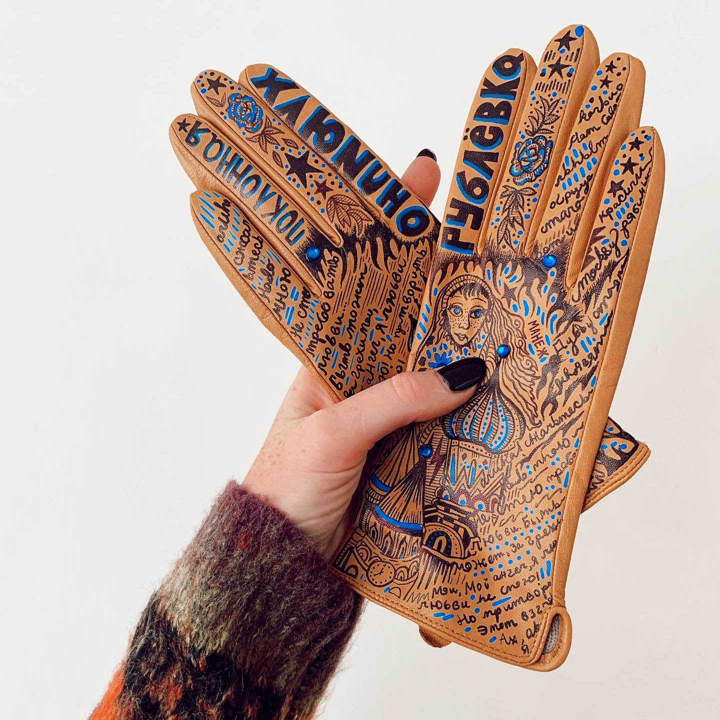 An application scenario or product detail of custom leather gloves - Image 19
