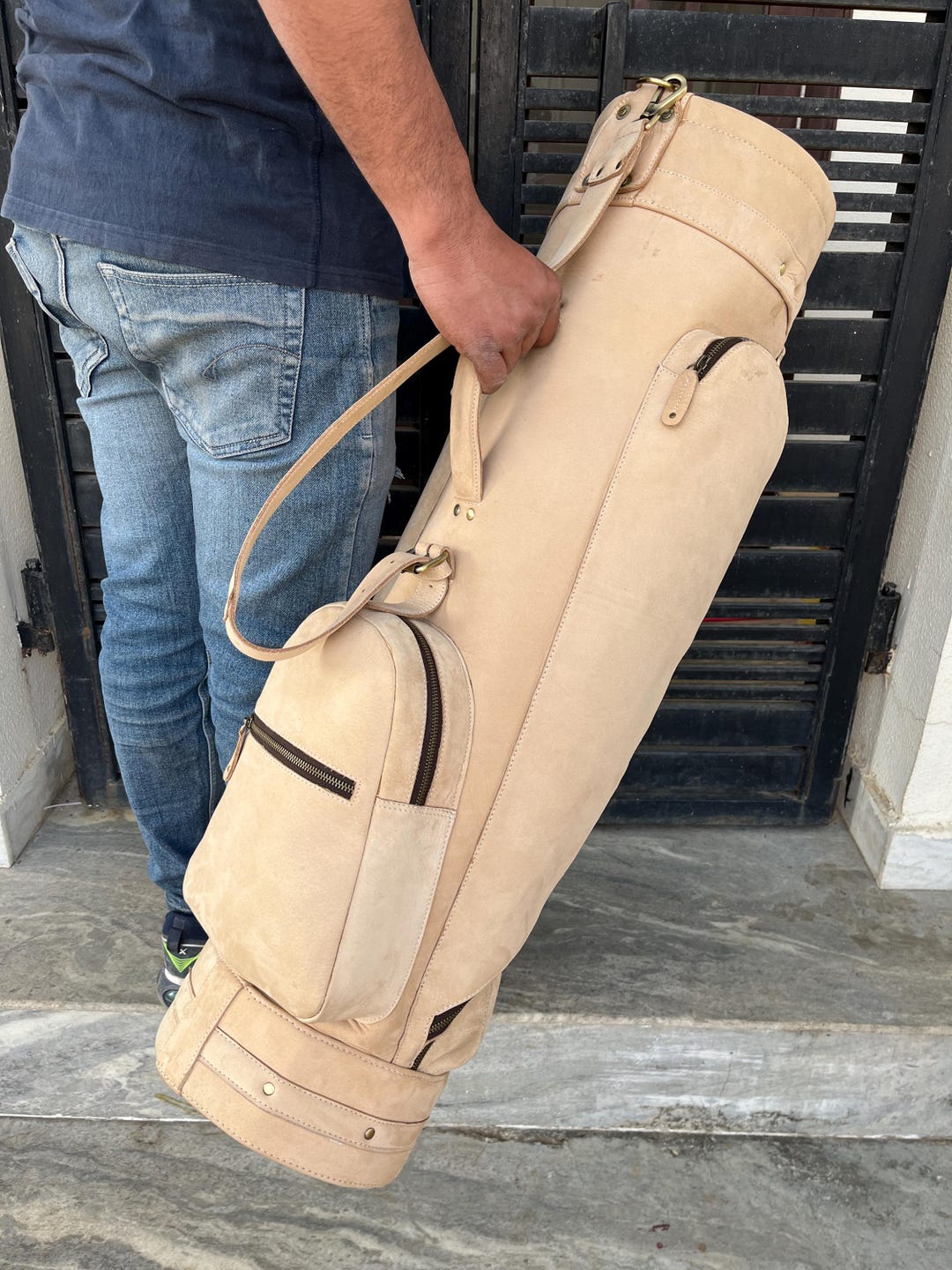 An application scenario or product detail of custom leather golf bags - Image 13