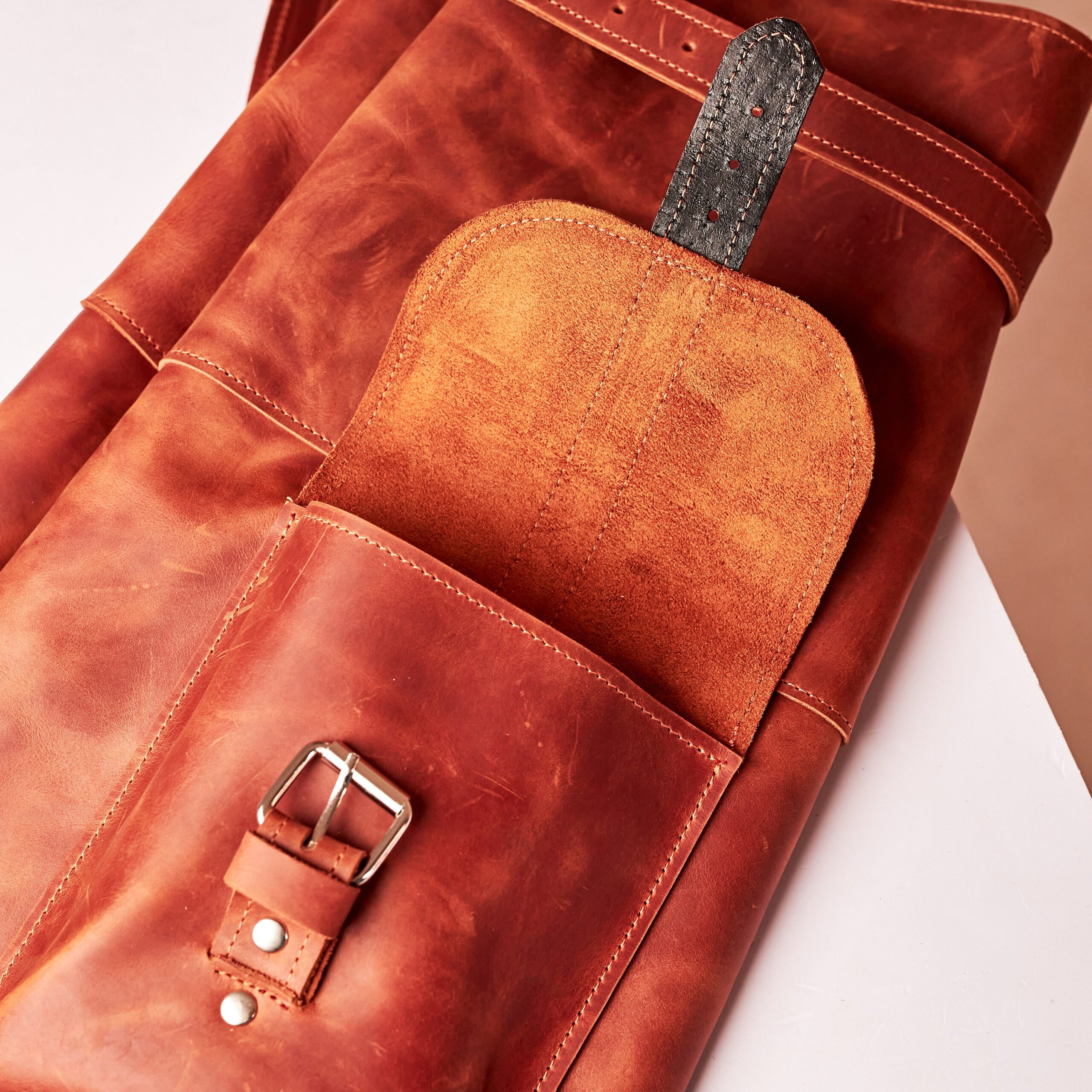 An application scenario or product detail of custom leather golf bags - Image 21