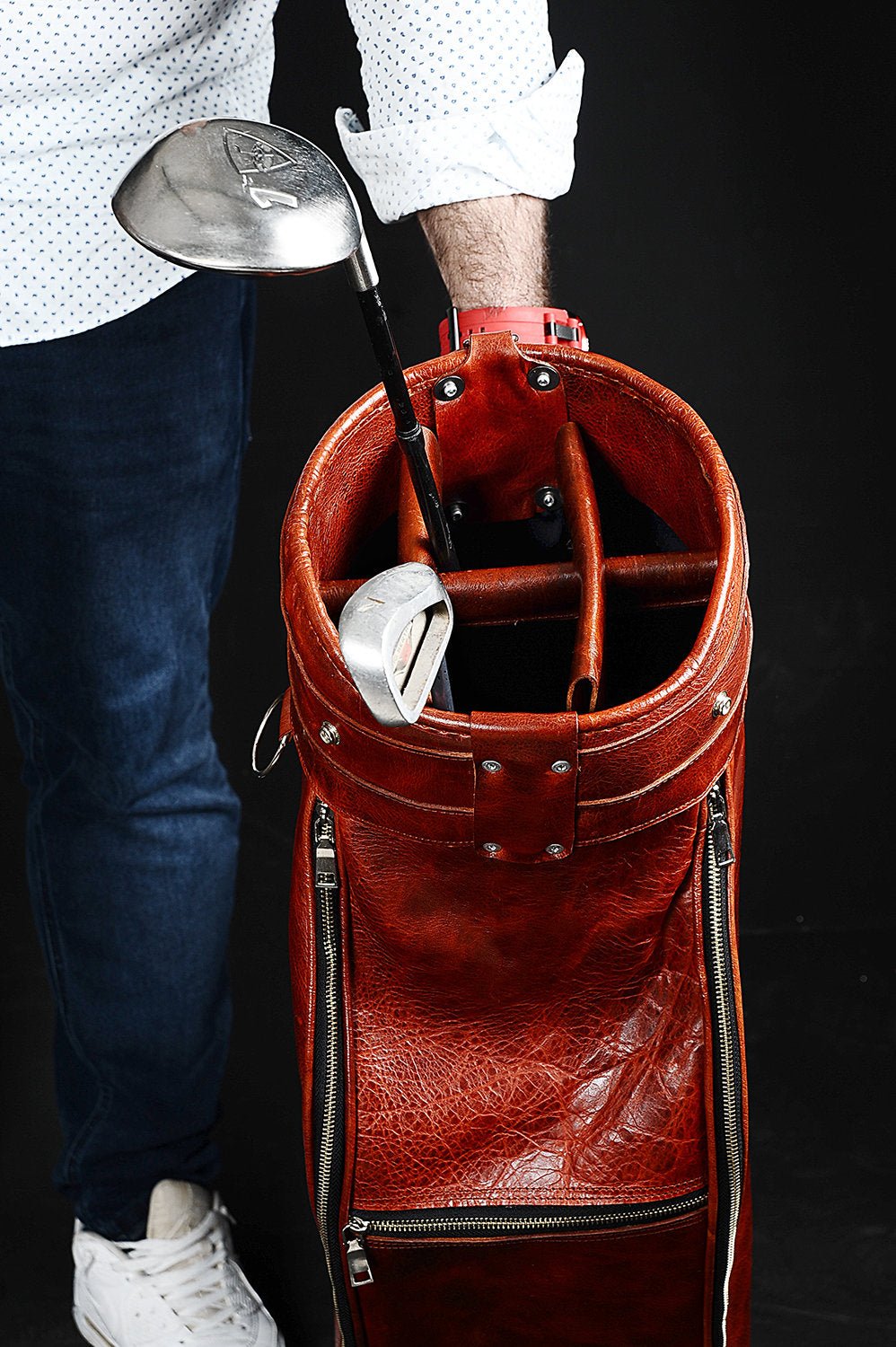 An application scenario or product detail of custom leather golf bags - Image 22