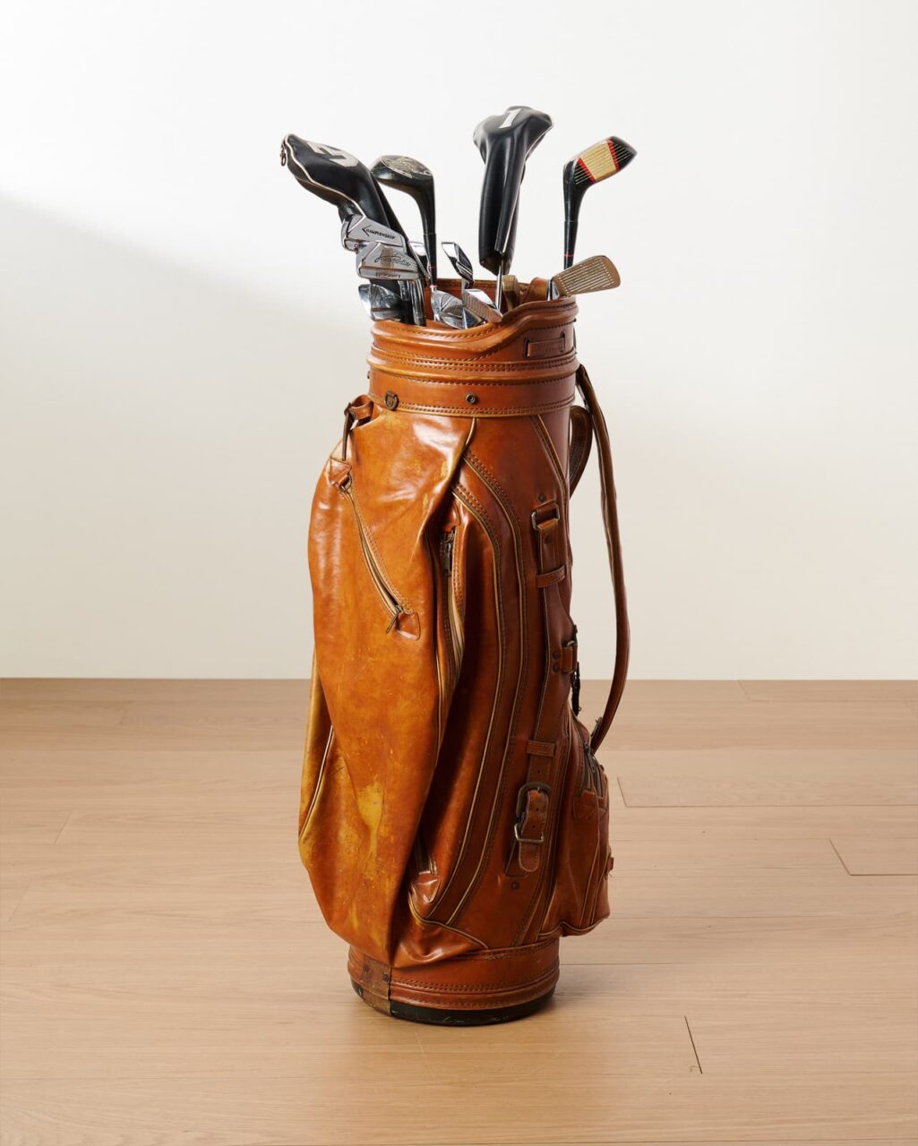 An application scenario or product detail of custom leather golf bags - Image 23