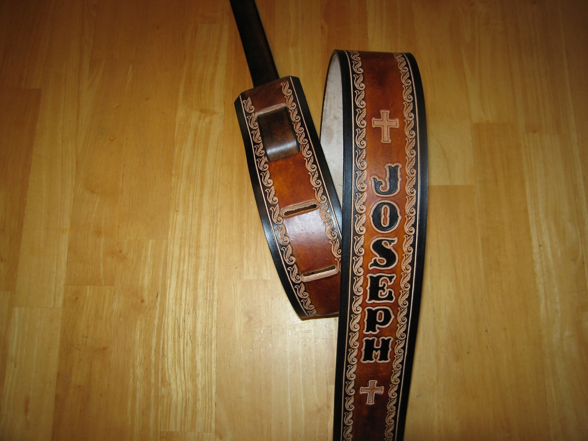 An application scenario or product detail of custom leather guitar straps - Image 11