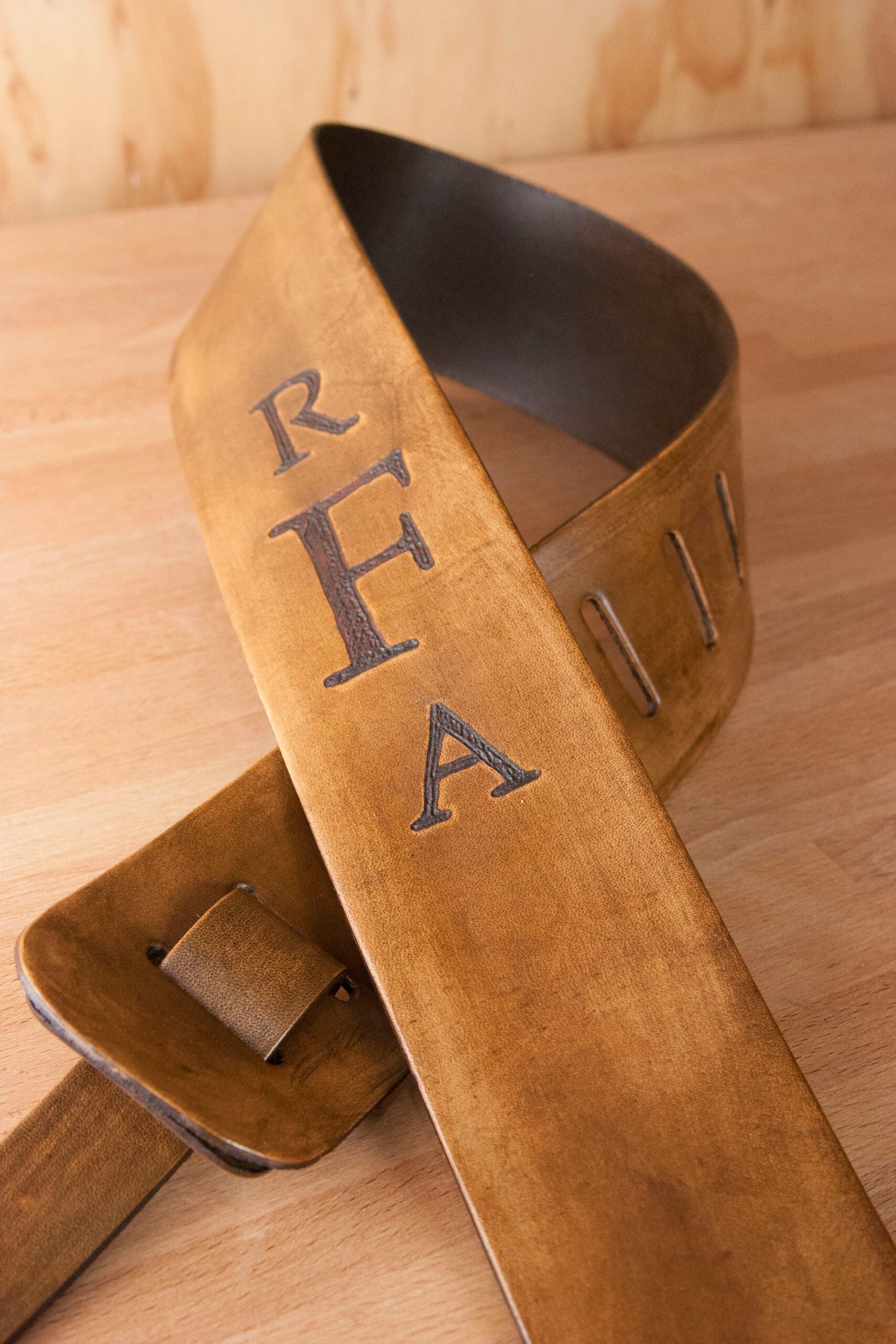 An application scenario or product detail of custom leather guitar straps - Image 12