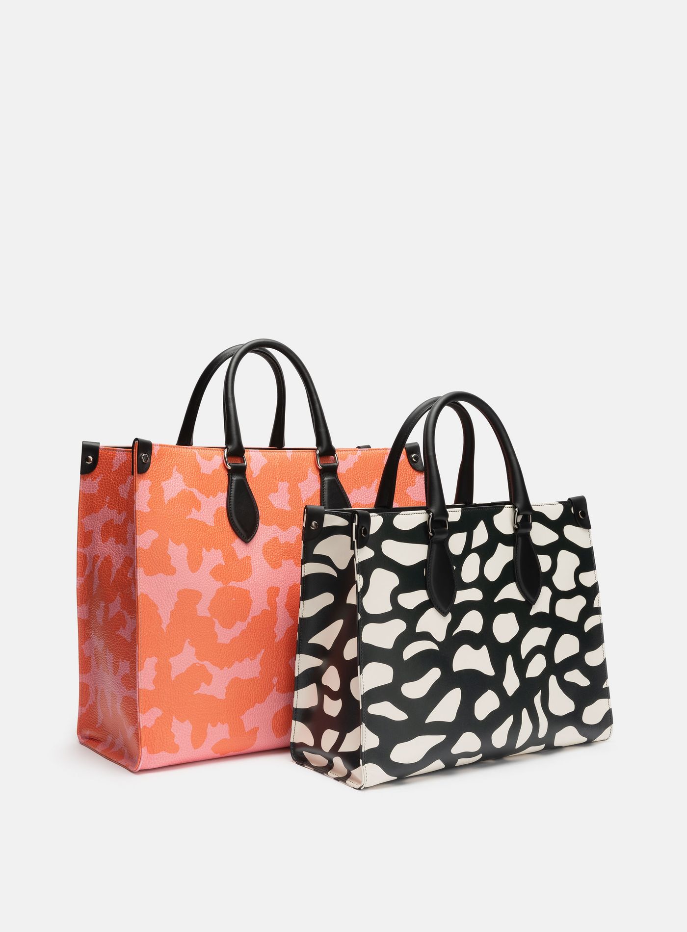 An application scenario or product detail of custom leather handbags - Image 19