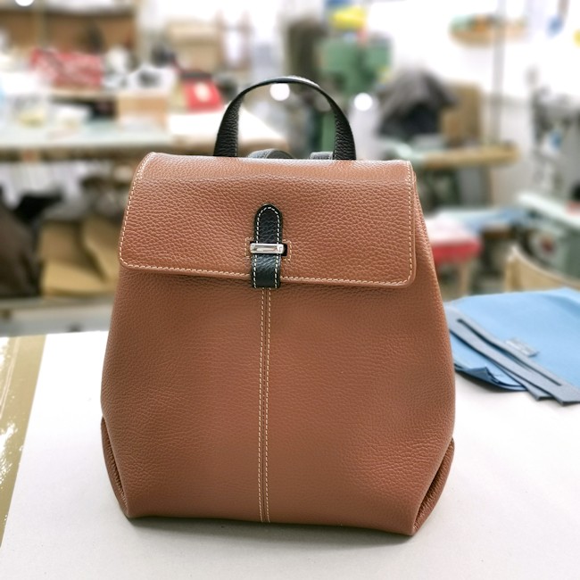 An application scenario or product detail of custom leather handbags - Image 20