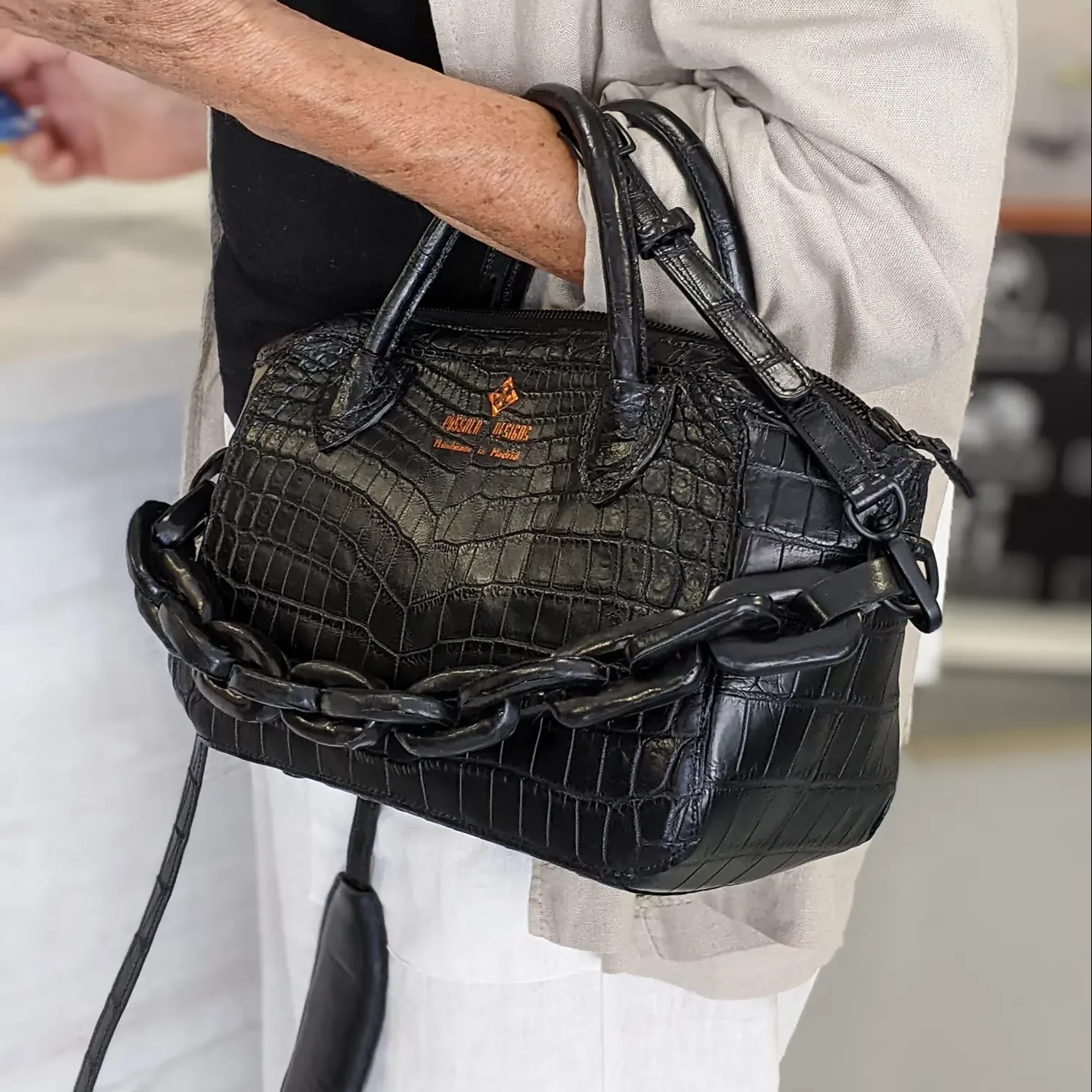 An application scenario or product detail of custom leather handbags - Image 22