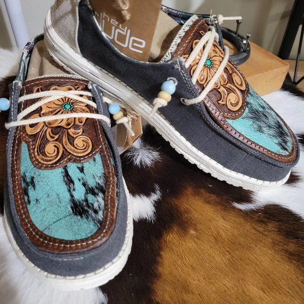 An application scenario or product detail of custom leather hey dudes - Image 10