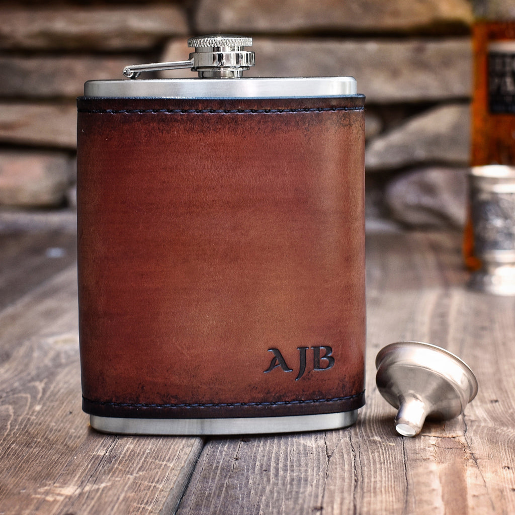 An application scenario or product detail of custom leather hip flask - Image 3
