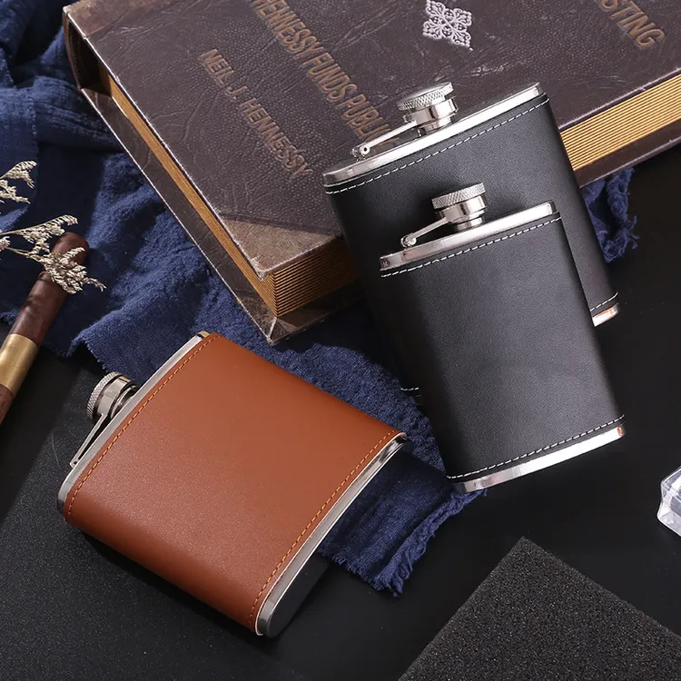 An application scenario or product detail of custom leather hip flask - Image 7