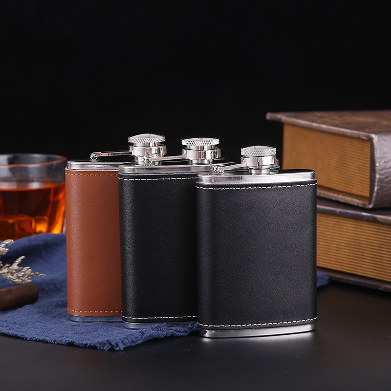 An application scenario or product detail of custom leather hip flask - Image 14