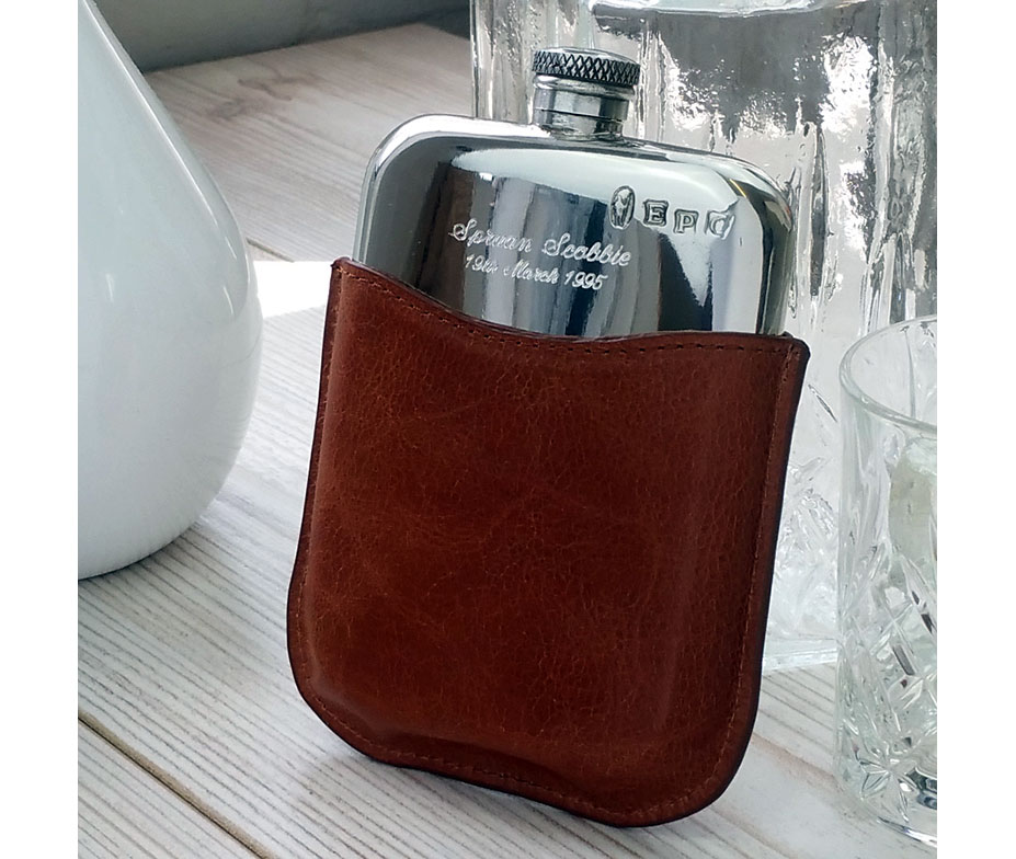 An application scenario or product detail of custom leather hip flask - Image 15