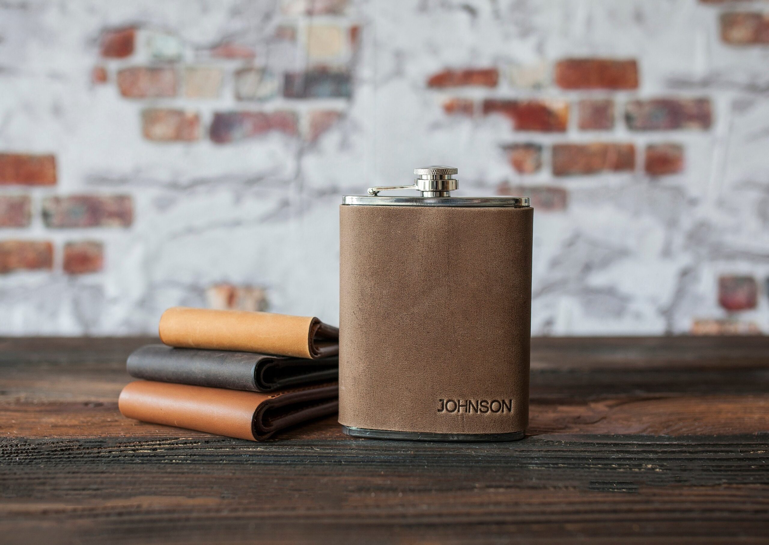 An application scenario or product detail of custom leather hip flask - Image 18