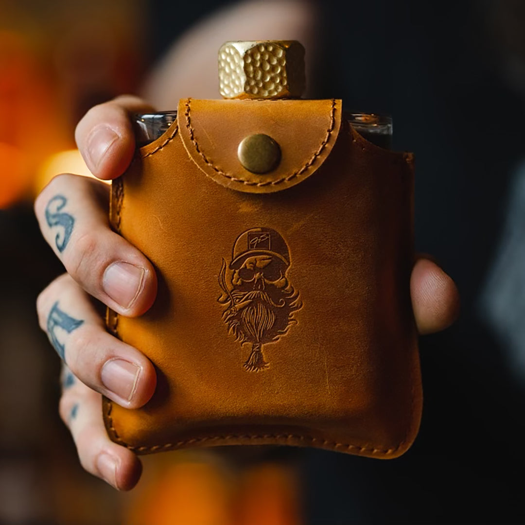 An application scenario or product detail of custom leather hip flask - Image 22