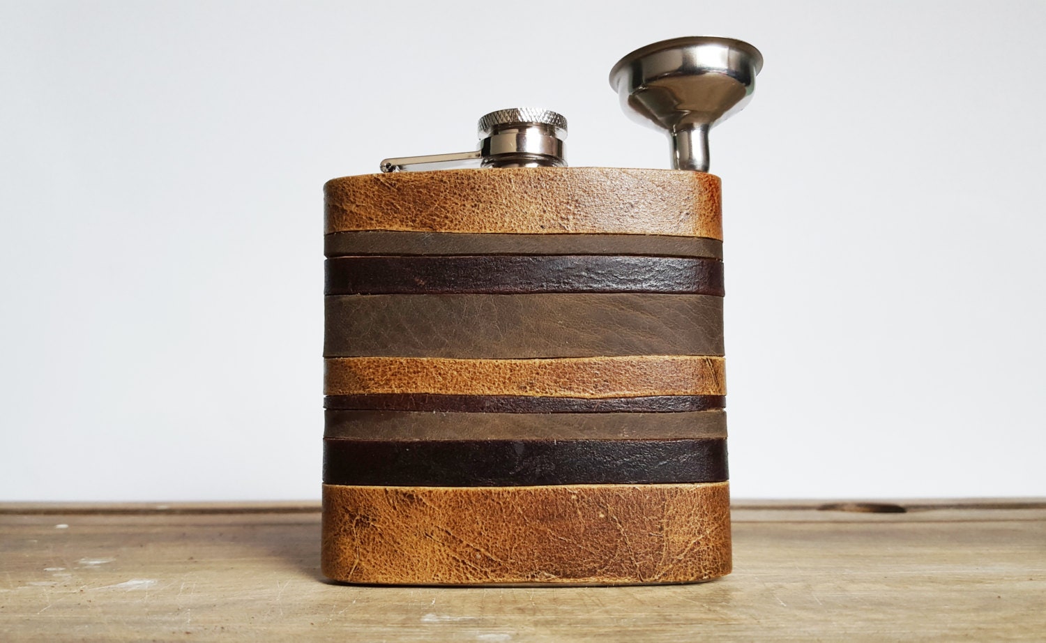 An application scenario or product detail of custom leather hip flask - Image 24