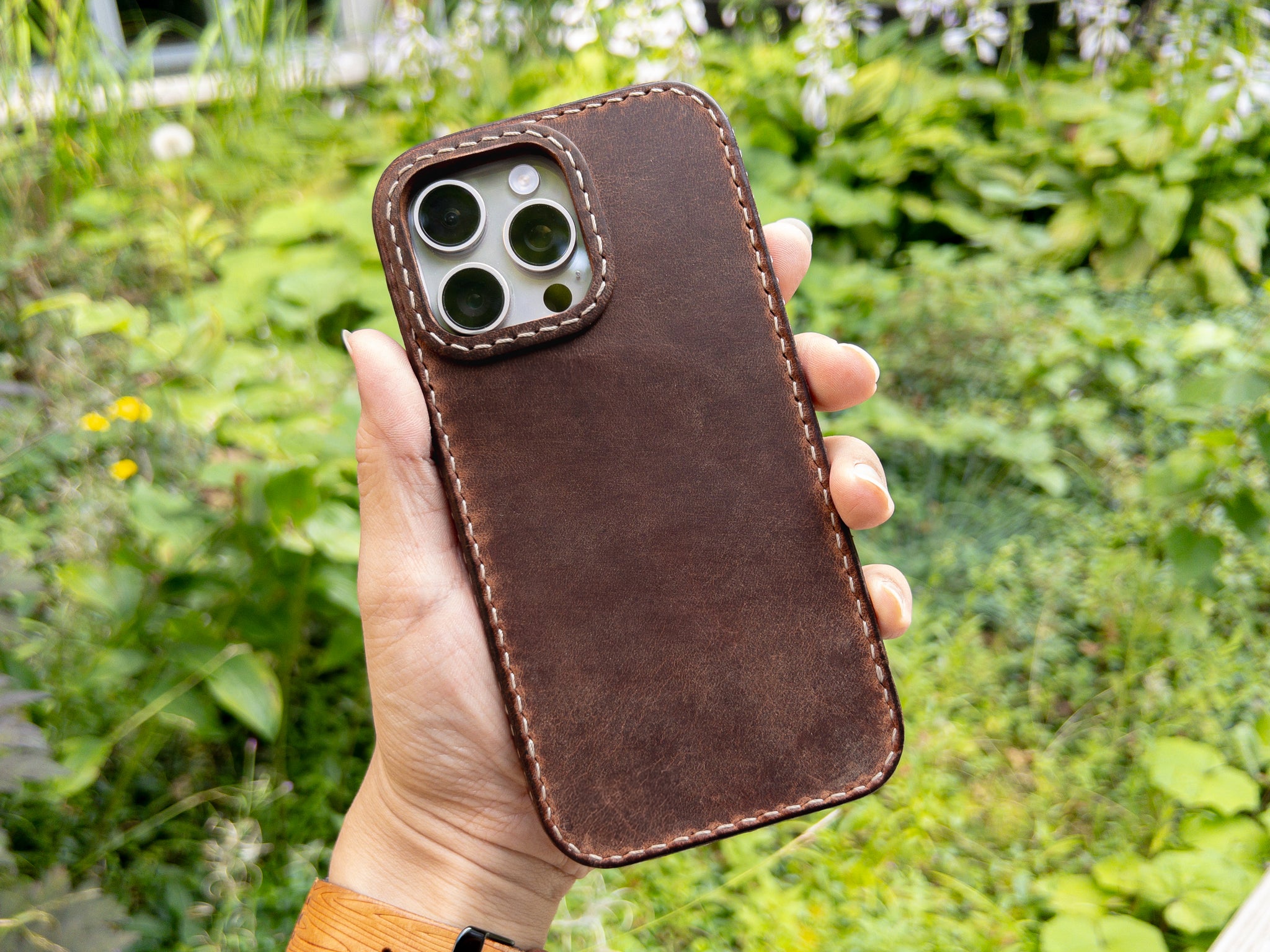 An application scenario or product detail of custom leather iphone case - Image 16