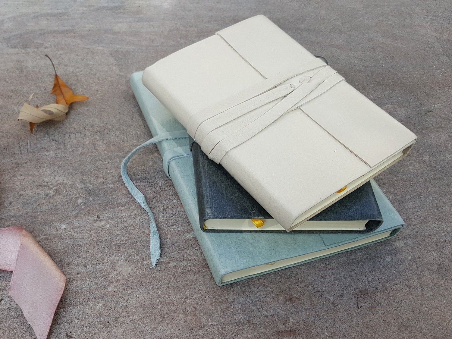 An application scenario or product detail of custom leather journals - Image 14