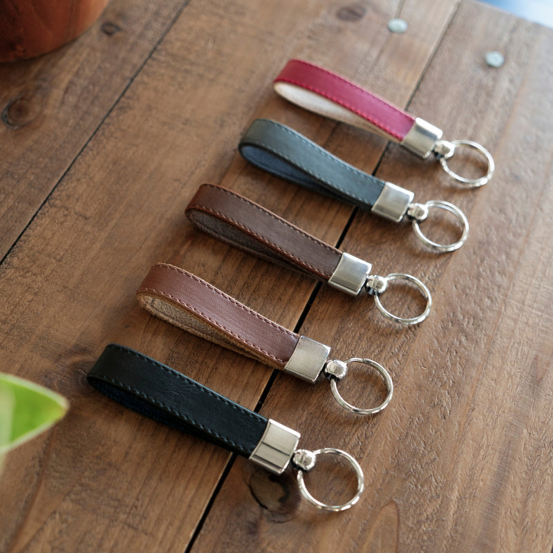 An application scenario or product detail of custom leather keychains - Image 13