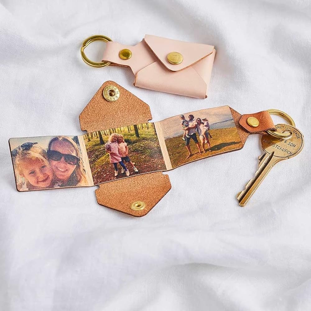 An application scenario or product detail of custom leather keyring - Image 4