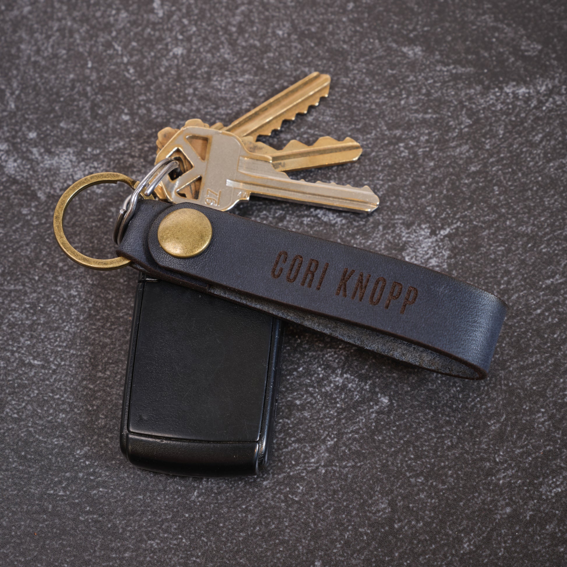 An application scenario or product detail of custom leather keyring - Image 9
