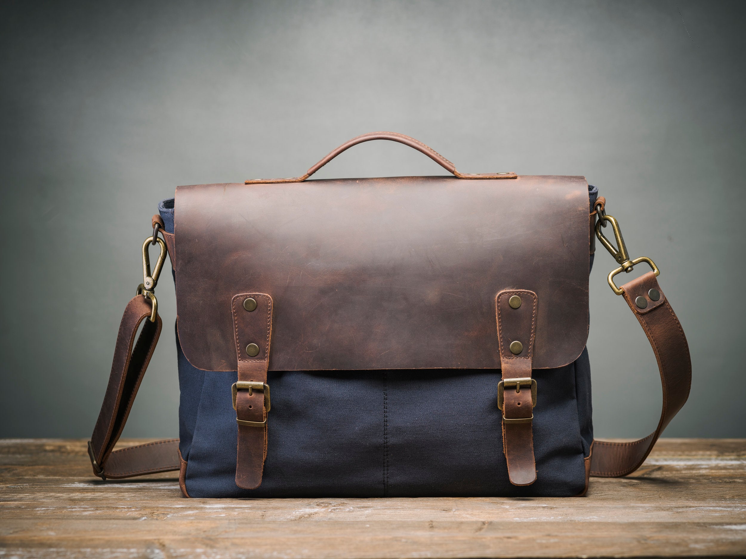 An application scenario or product detail of custom leather laptop bag - Image 11