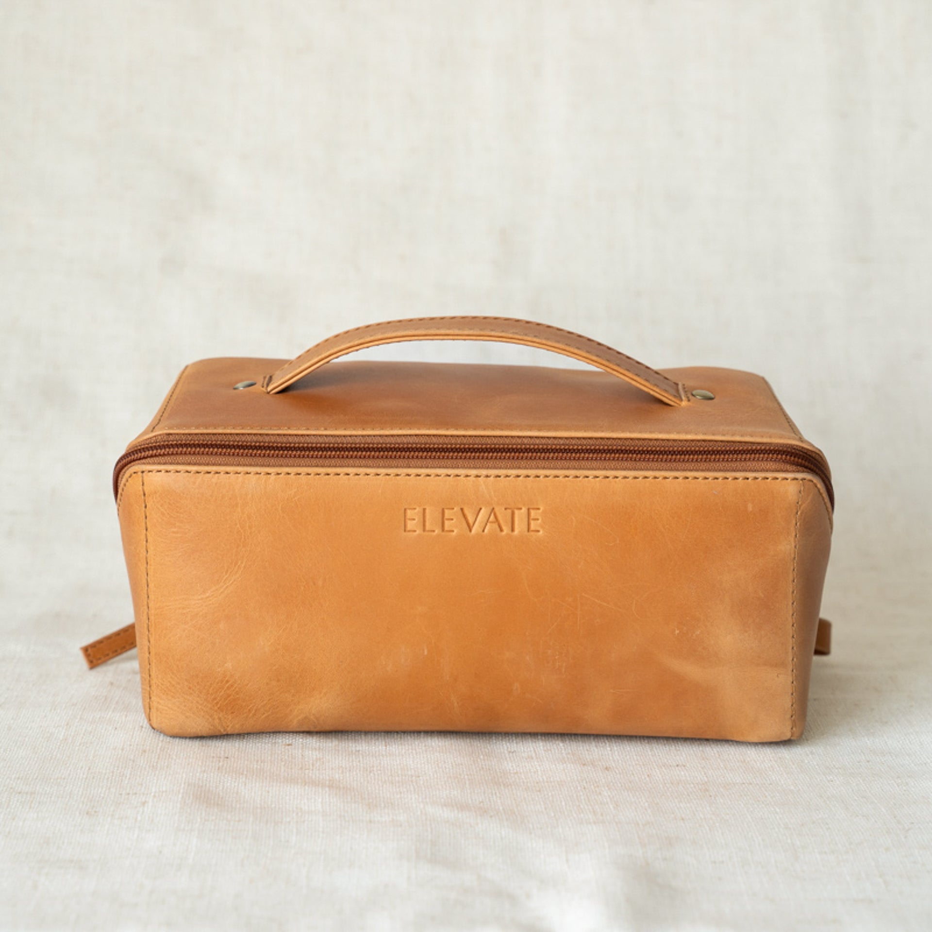 An application scenario or product detail of custom leather makeup bags - Image 10