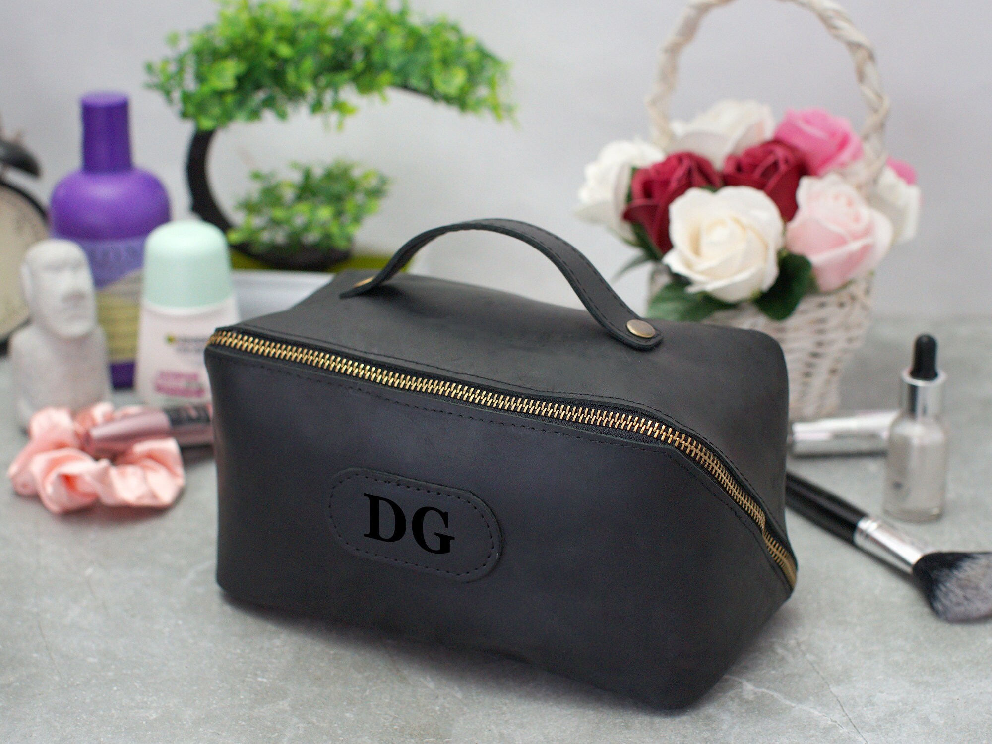 An application scenario or product detail of custom leather makeup bags - Image 14