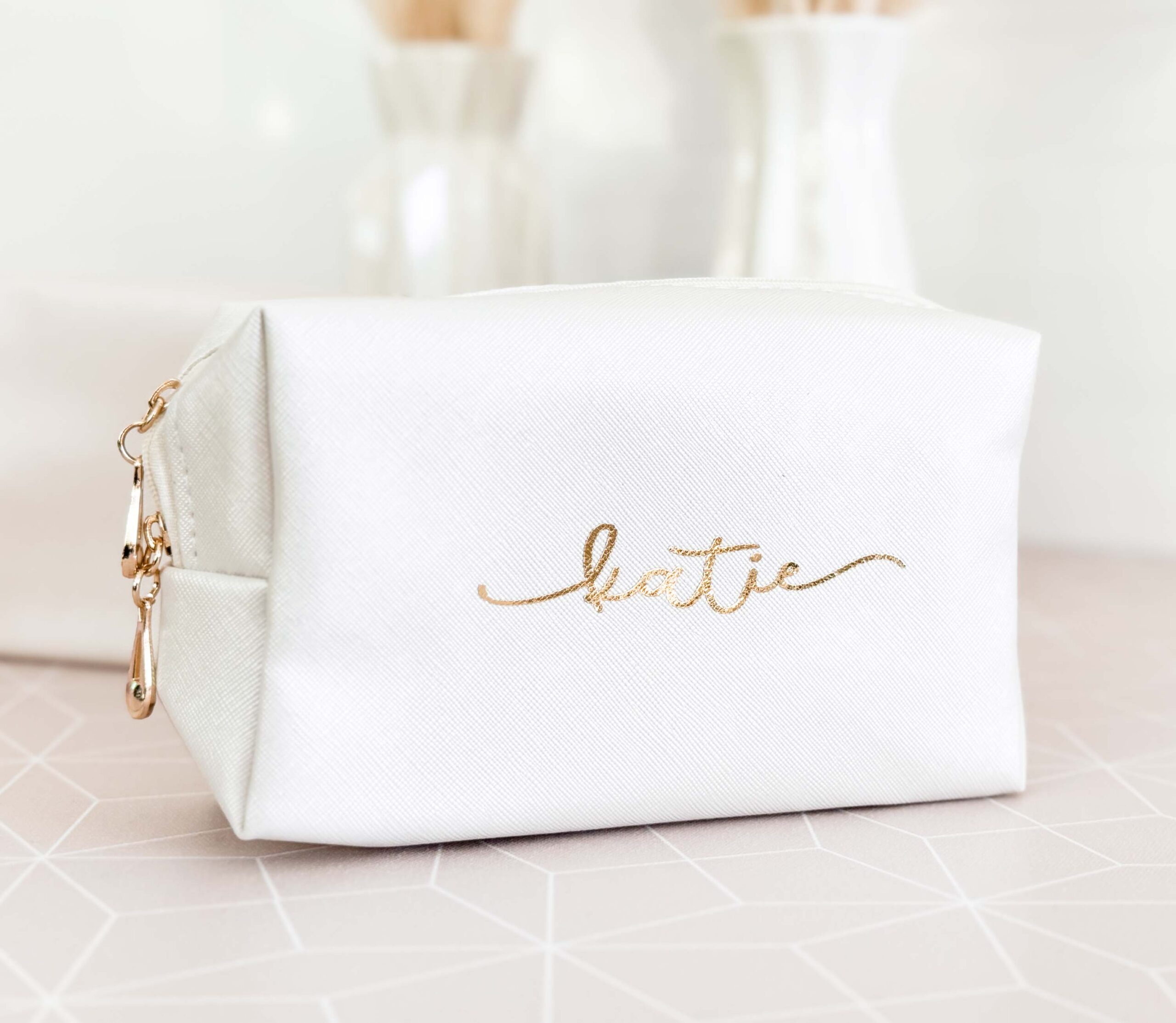 An application scenario or product detail of custom leather makeup bags - Image 16