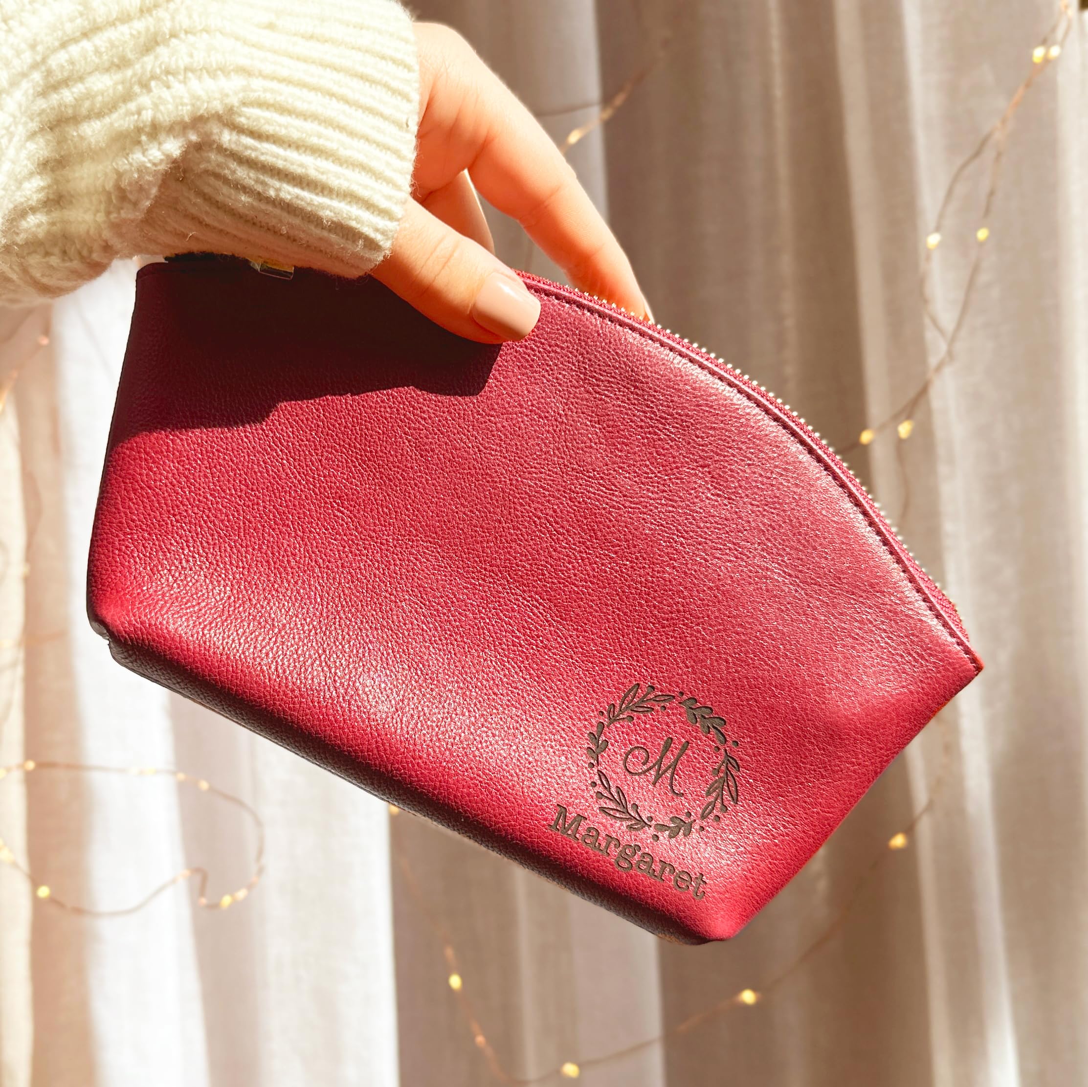 An application scenario or product detail of custom leather makeup bags - Image 17