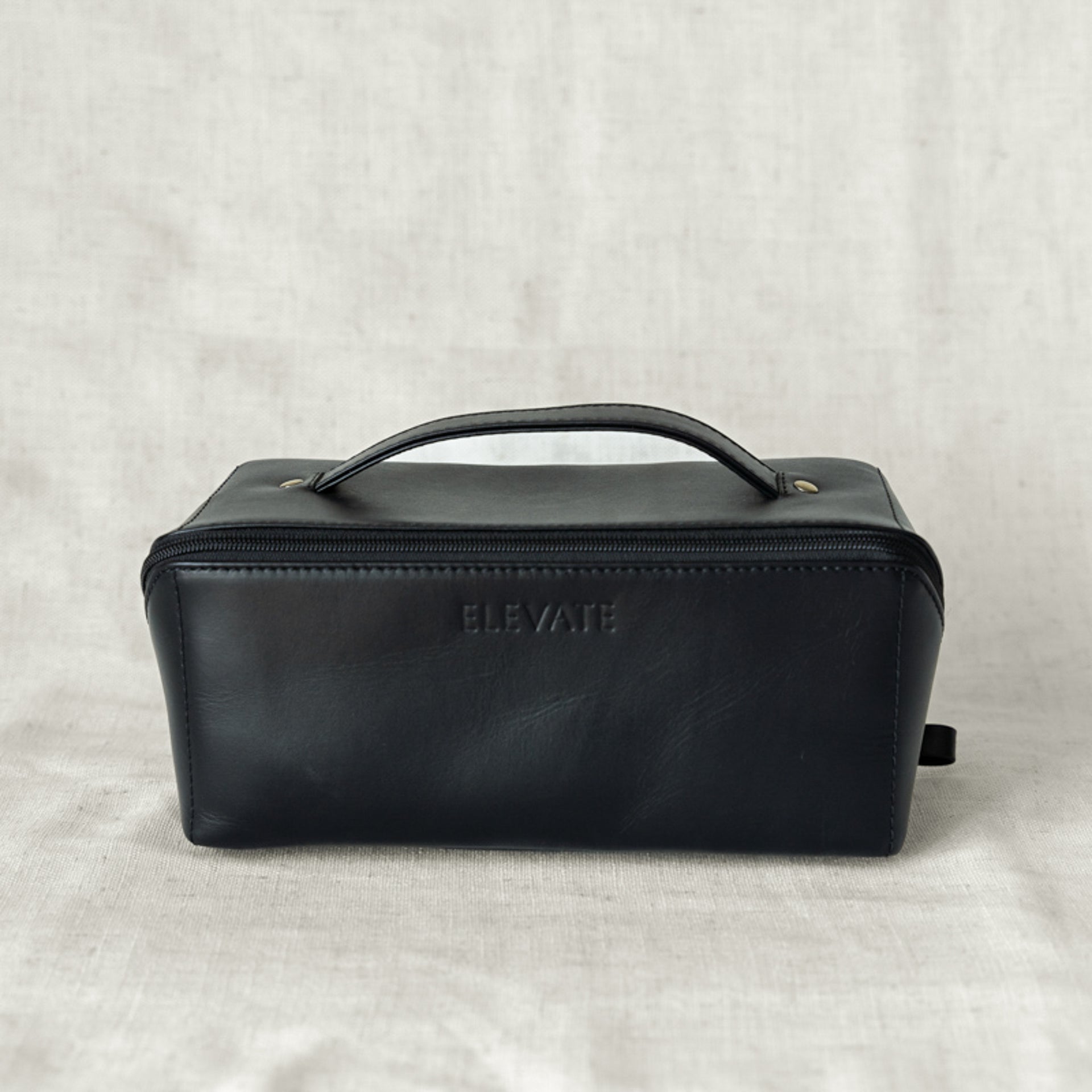 An application scenario or product detail of custom leather makeup bags - Image 24