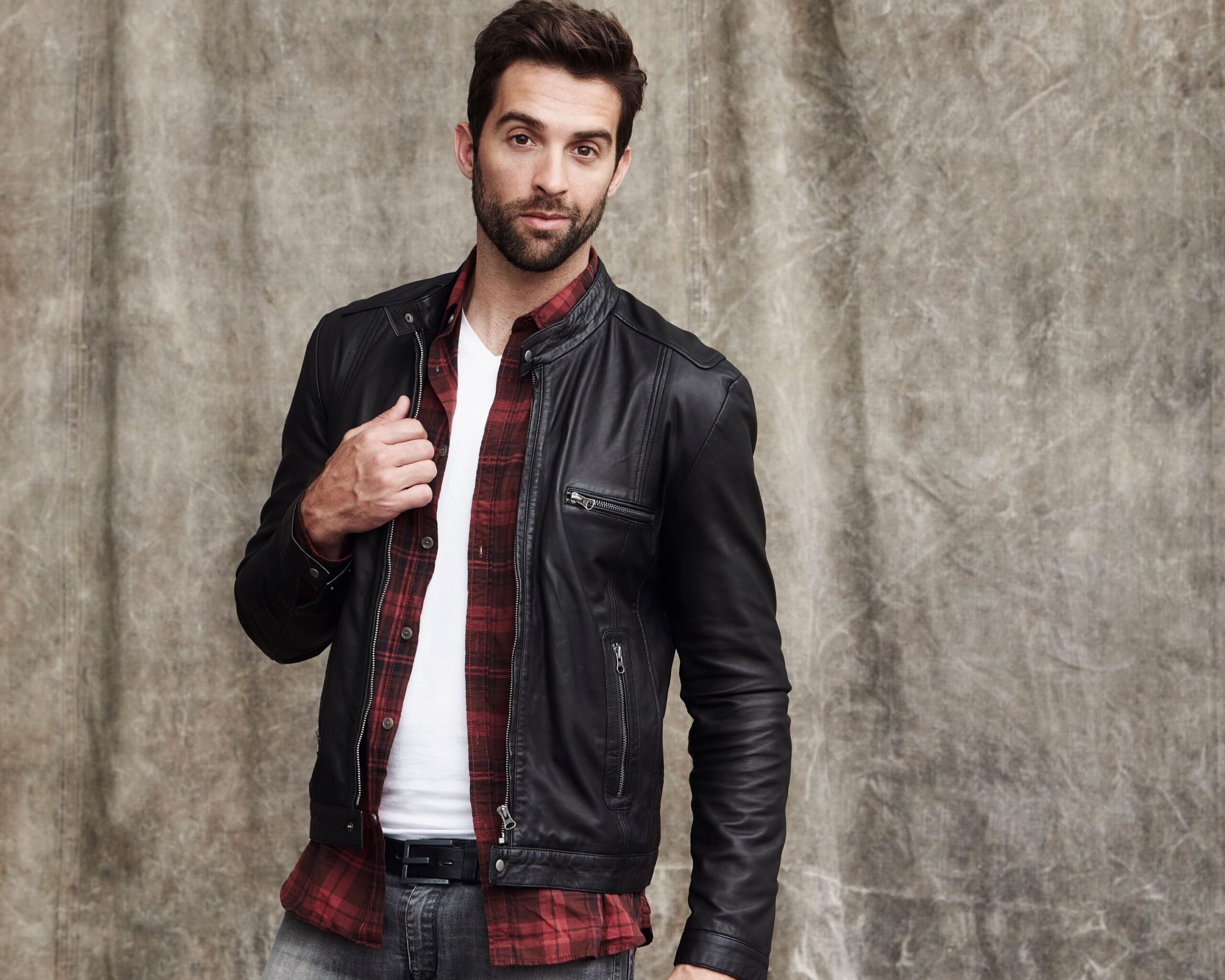 An application scenario or product detail of custom leather man jacket - Image 14