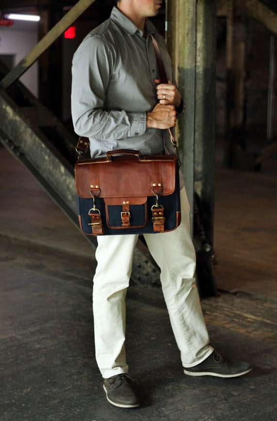 An application scenario or product detail of custom leather messenger bags - Image 3