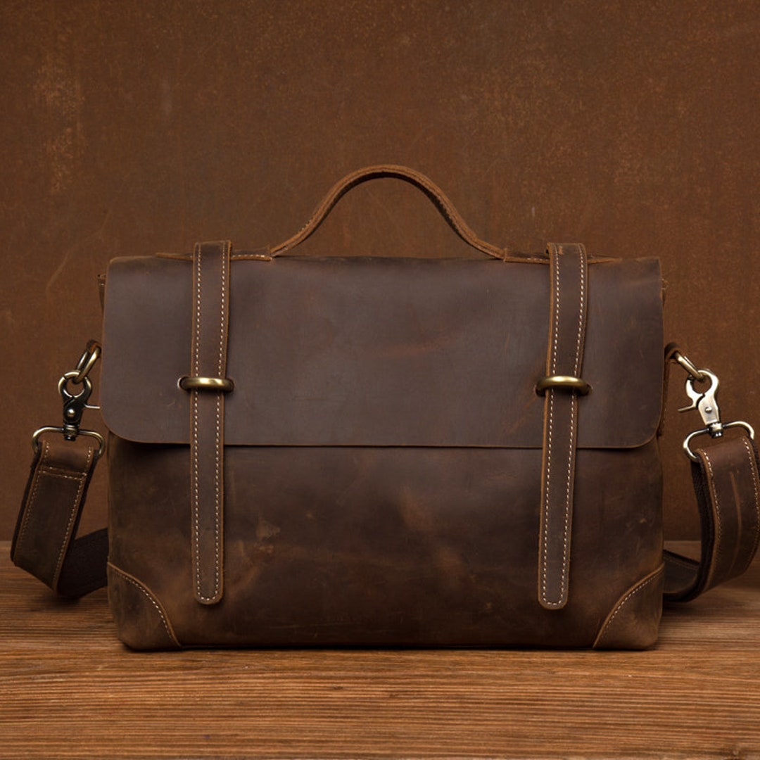 An application scenario or product detail of custom leather messenger bags - Image 5