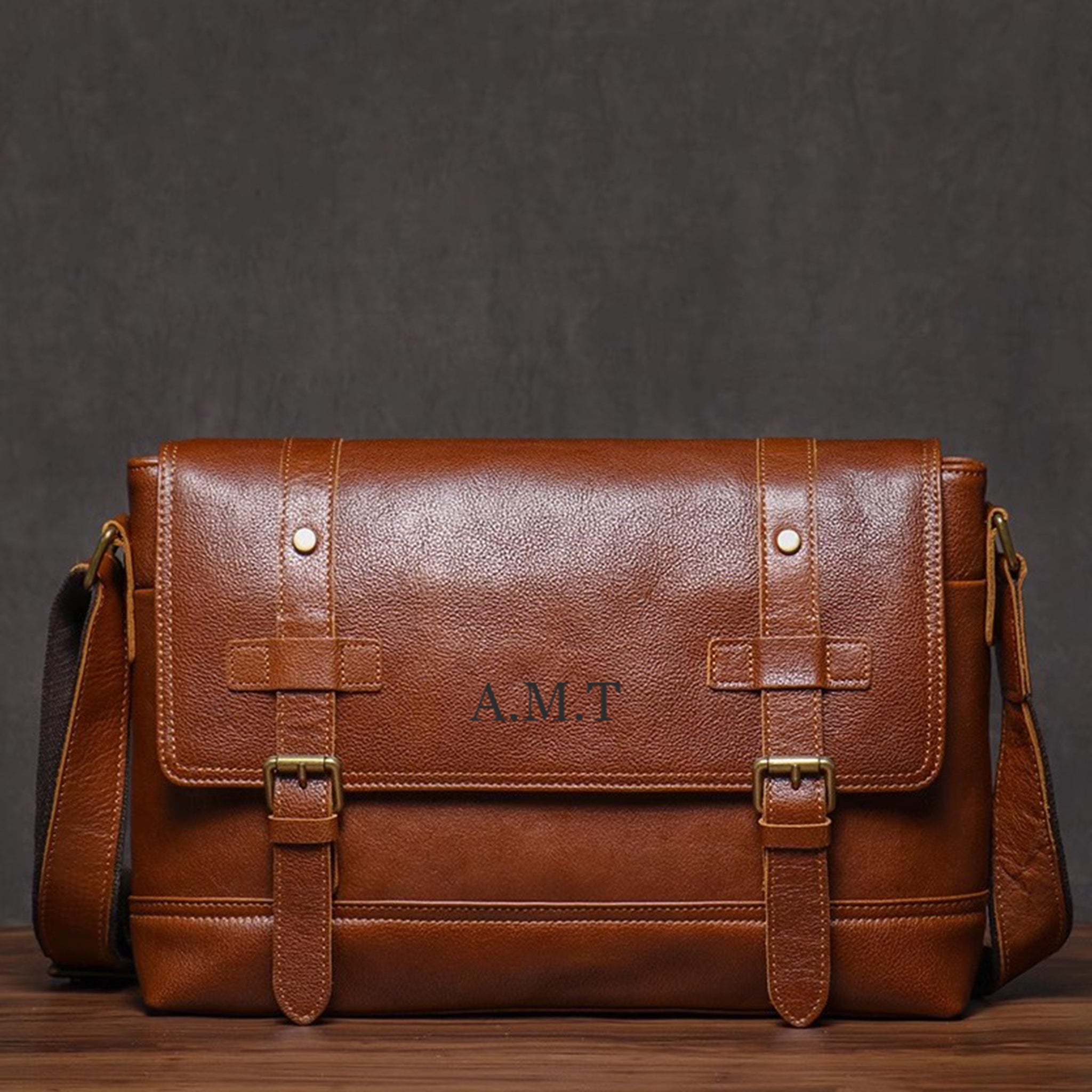 An application scenario or product detail of custom leather messenger bags - Image 8