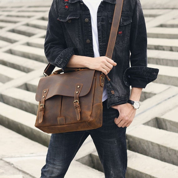 An application scenario or product detail of custom leather messenger bags - Image 9