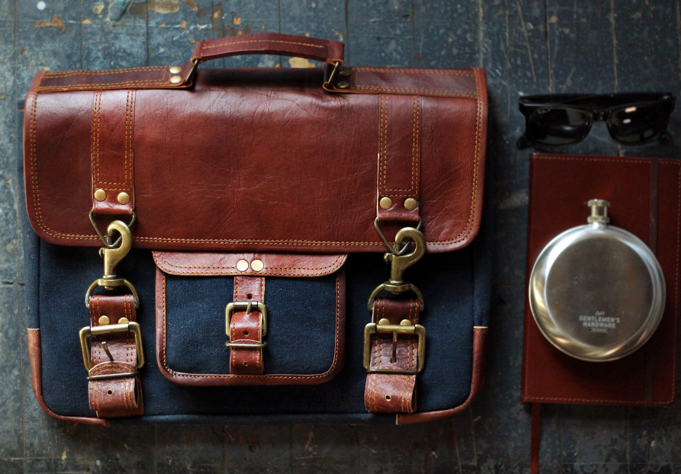 An application scenario or product detail of custom leather messenger bags - Image 14