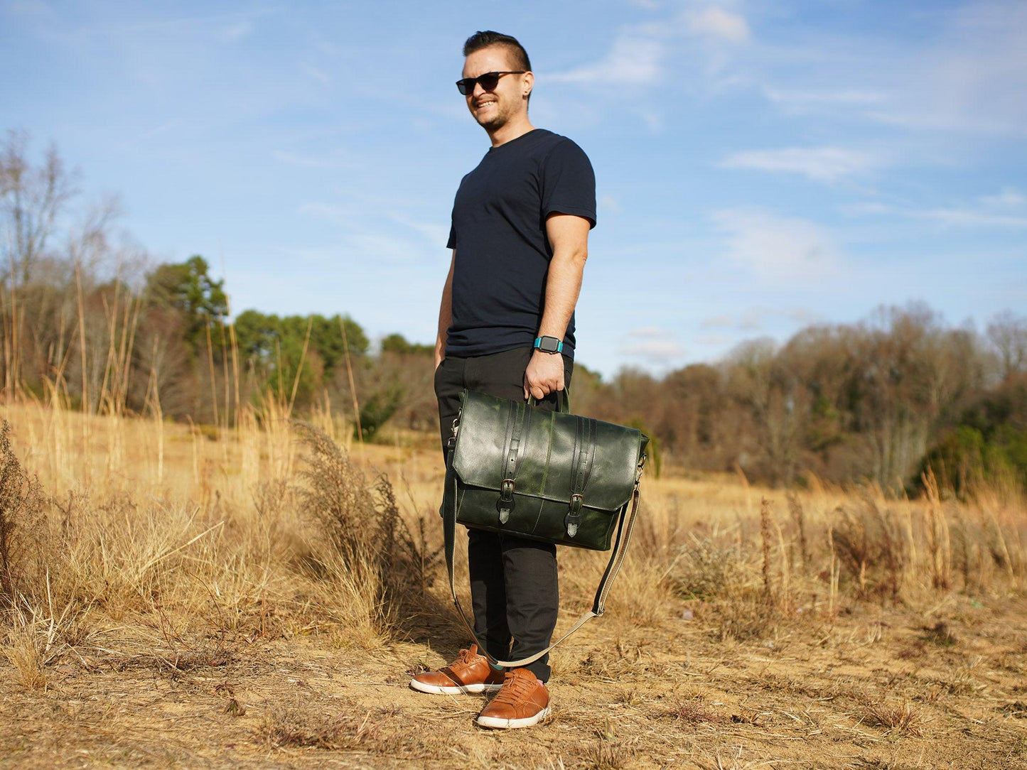 An application scenario or product detail of custom leather messenger bags - Image 17