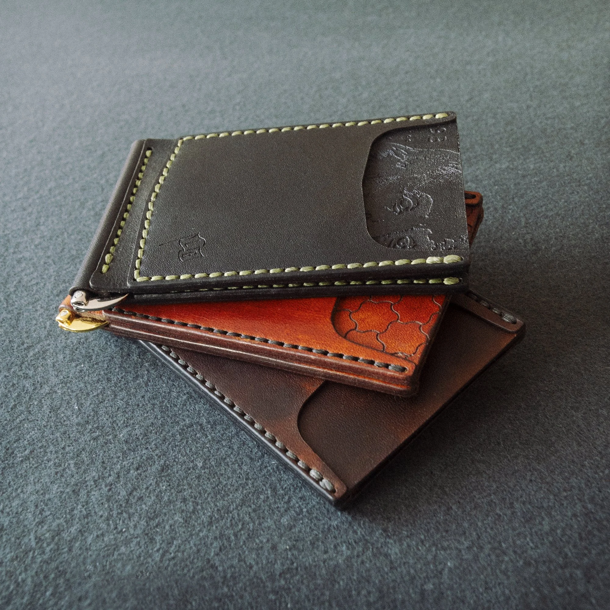 An application scenario or product detail of custom leather money clip wallet - Image 7