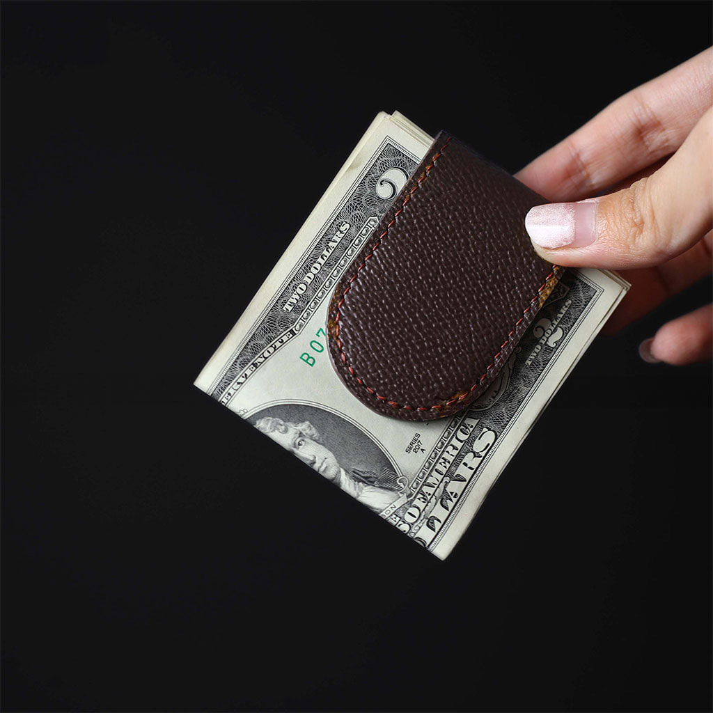 An application scenario or product detail of custom leather money clip wallet - Image 12