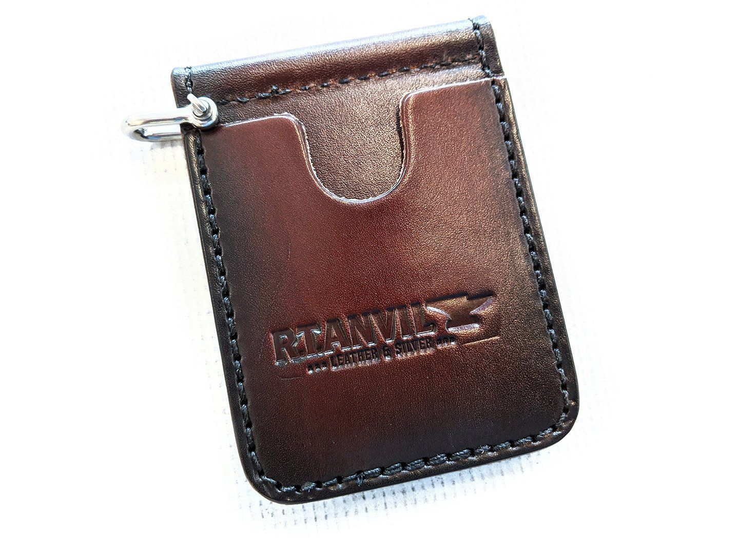 An application scenario or product detail of custom leather money clip wallet - Image 14